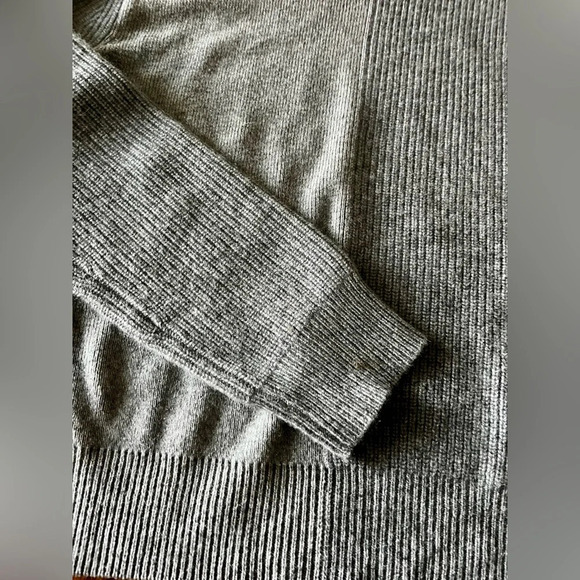 THEORY - Women’s 100 percent cashmere two-tone gray turtleneck sweater - petite - Picture 3 of 9